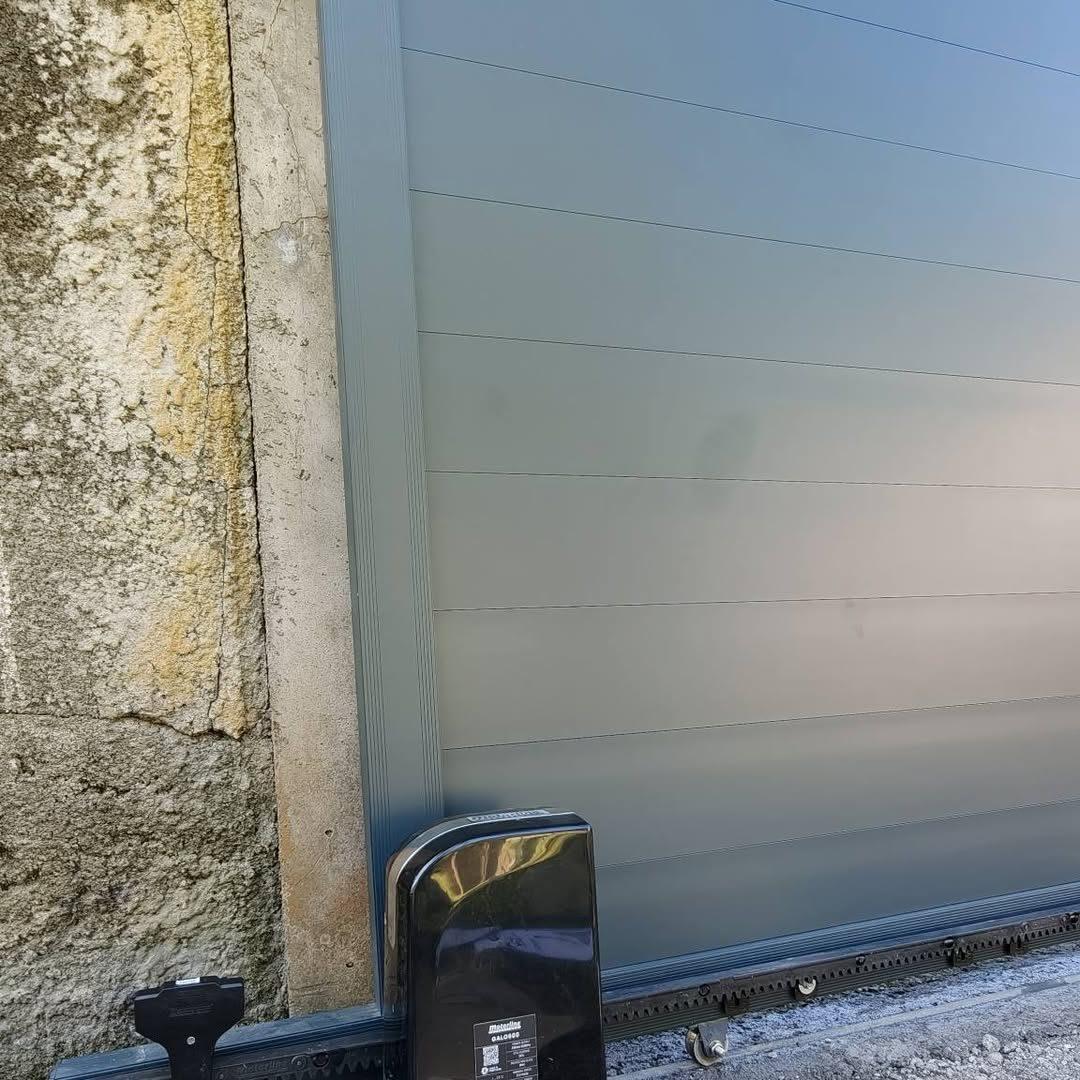 Portail coulissant gris plein, motorisé